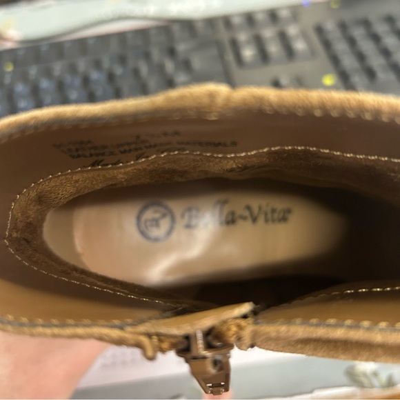 BELLA VITA Women’s Brown Chain Link Diaz Almond Block Heel Leather Booties 7.5M - Picture 7 of 10